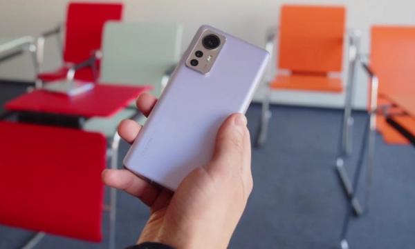 Компактный смартфон Xiaomi 12. Лучшая модель для любителей компактных смартфонов. Фото: GSMArena Official. Фото.
