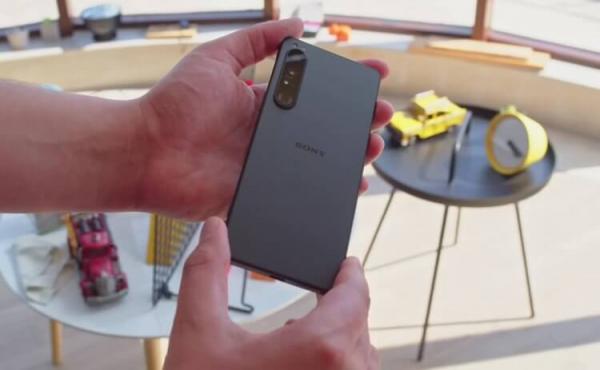 Какой хороший смартфон с поддержкой MicroSD можно купить. Sony — одна из немногих компаний, продолжающих выпускать флагманы с поддержкой карт памяти. Фото: GSMArena Official. Фото.