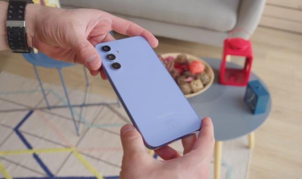 Смартфон Samsung Galaxy A54. Samsung продолжает оставаться эталоном качества в 2024 году. Фото: GSMArena Official. Фото.