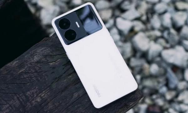 realme GT3 — смартфон с самой быстрой зарядкой. Этот смартфон является мощным во всем. Фото: Lim Reviews. Фото.