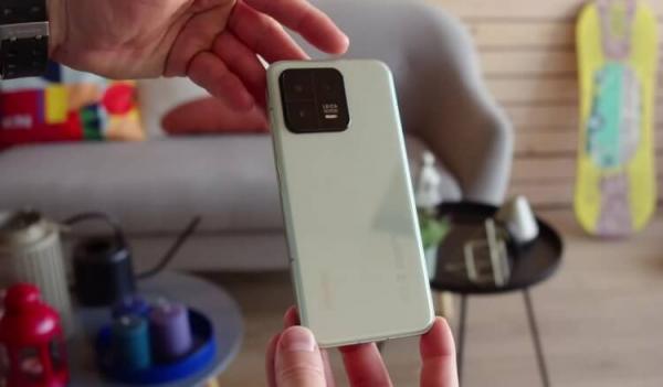 Компактный флагман Xiaomi 13. Прошлогодний смартфон, который до сих пор в деле. Фото: GSMArena Official. Фото.