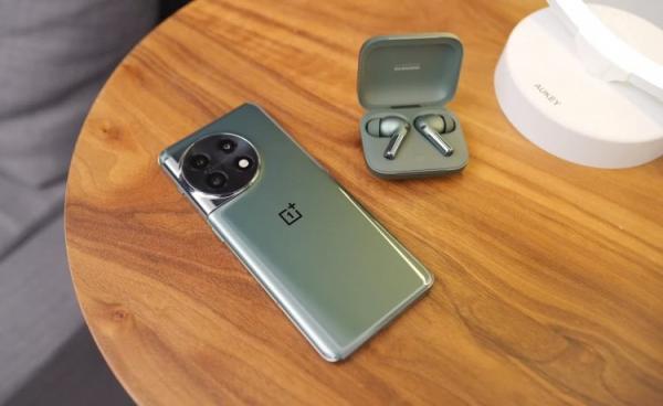 Прошлогодний флагман OnePlus 11. Стильный и мощный аппарат на все случаи жизни. Фото.