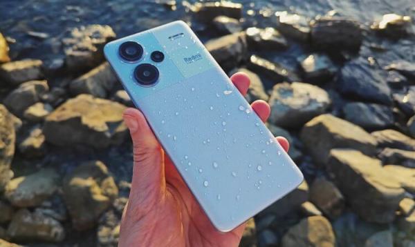 Какой смартфон Redmi купить в 2024. Смартфон получился очень стильным. Изображение: youtube.com. Фото.