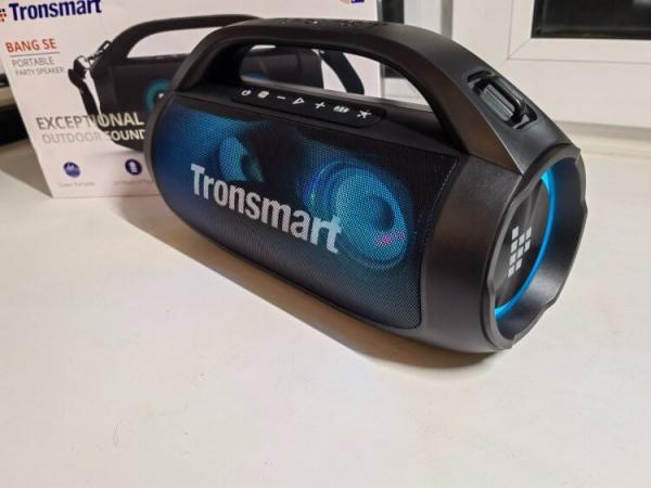 Tronsmart Bang SE — колонка с защитой от воды. С этой колонкой легко можно отдыхать возле водоема и не переживать о том, что она может выйти из строя из-за воды. Изображение: ixbt.com. Фото.