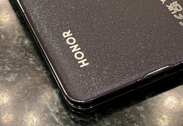 Надо ли покупать складной телефон HONOR Magic V2. HONOR уже не раз показывала, что ее смартфоны можно и нужно покупать. Складные тоже. Фото.