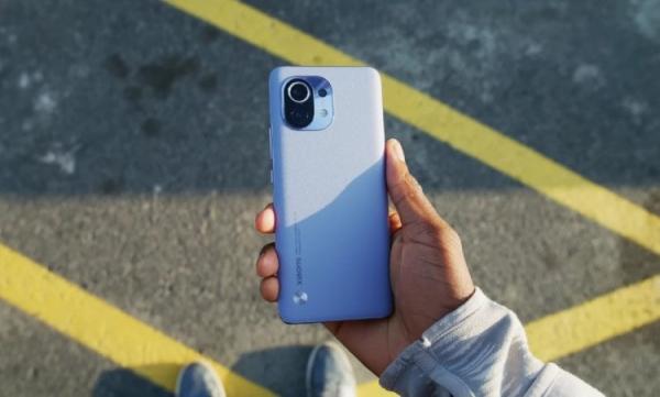 Минусы Xiaomi Mi 11 в 2024 году. Xiaomi Mi 11 определенно стоит купить, если вы ищете смартфон до 20 тысяч рублей и готовы с ним немного повозиться. Фото: Marques Brownlee. Фото.