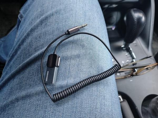 Автомобильный Bluetooth AUX адаптер. Вот такой адаптер, больше похожий на зарядку добавляет Bluetooth в любое авто. Фото.