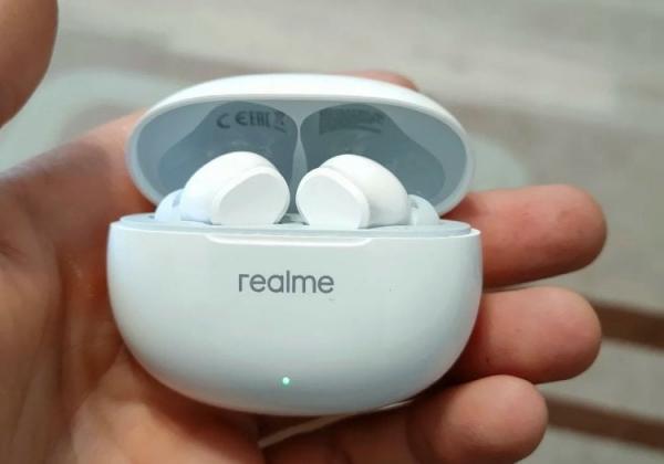 Недорогие наушники с мощным аккумулятором. Наушники Realme поражают своей автономностью. Фото.