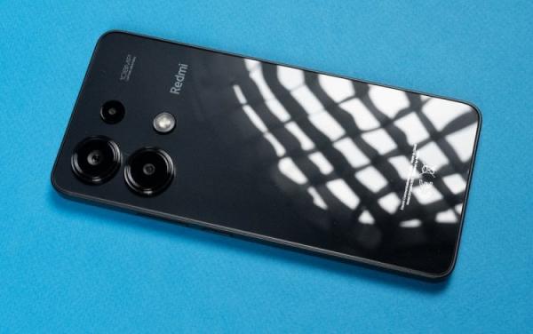 Лучший недорогой телефон. Глянцевый корпус Redmi Note 13. Фото.