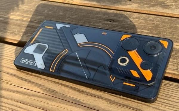 Игровой смартфон Infinix GT 10 Pro. На таком смартфоне можно и нужно играть. Фото.