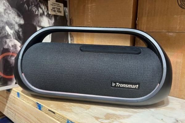 Tronsmart Bang — Bluetooth-колонка с подсветкой. Из всех колонок именно Tronsmart Bang имеет самый строгий дизайн. Изображение: techhive.com. Фото.