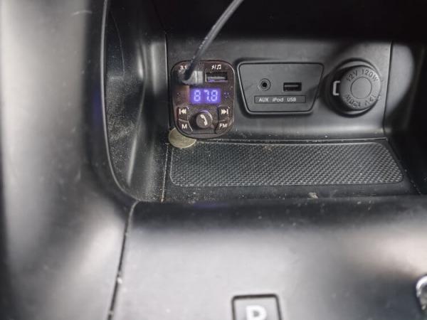 FM-трансмиттер с Bluetooth. Если AUX в машине нет, то можно воспользоваться FM-трансмиттером с Bluetooth. Фото.