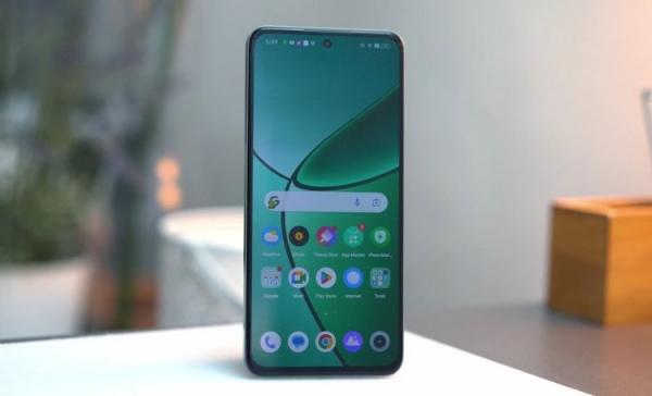 Характеристики realme 12 Plus. Смартфон получил плоский AMOLED-экран. Фото: YugaTech. Фото.
