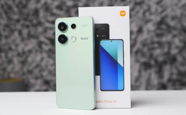 Стоит ли покупать Redmi Note 13. За счет прямых граней смартфон смотрится стильно и современно. Изображение: youtube.com. Фото.