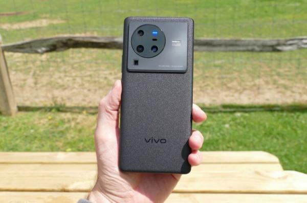 vivo или iQOO — какой смартфон лучше купить. vivo X80 — оптимальный смартфон для 2024 года. vivo или iQOO — какой смартфон лучше купить. vivo X80 — оптимальный смартфон для 2024 года. Фото.