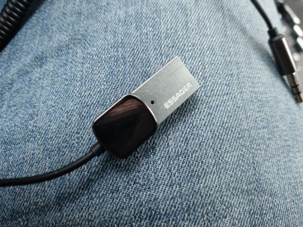 Автомобильный Bluetooth AUX адаптер. Маленькая точечка на штекере — это микрофон для громкой связи. Фото.