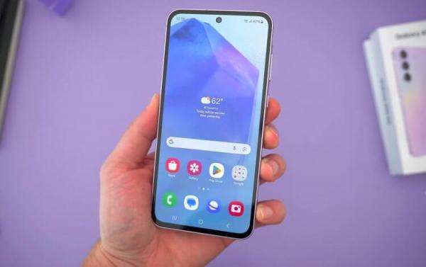 Чем Galaxy A55 отличается от Galaxy A54. Samsung так и не решила избавиться от широченных рамок экрана. Фото: TechDaily. Фото.