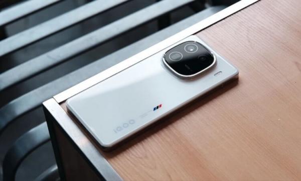 Очень мощный смартфон iQOO 12. Король производительности от суббренда vivo. Фото: Lim Reviews. Фото.
