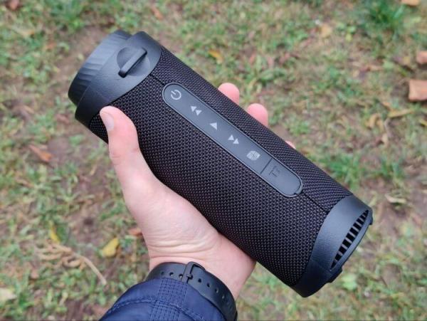 Tronsmart T7 — портативная беспроводная колонка. Tronsmart T7 легко поместится в любой рюкзак. Изображение: ixbt.com. Фото.