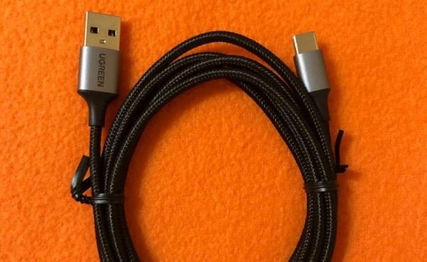 USB-кабель для зарядки смартфона. Хороший зарядный кабель точно не будет лишним в любой квартире. USB-кабель для зарядки смартфона. Хороший зарядный кабель точно не будет лишним в любой квартире. Фото.