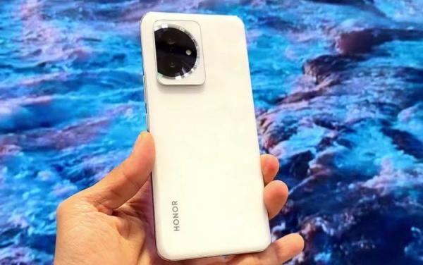 Красивый смартфон HONOR 100. Этот смартфон не появится в России, даже не надейтесь. Фото: Mr.Laowai-English Tech. Фото.