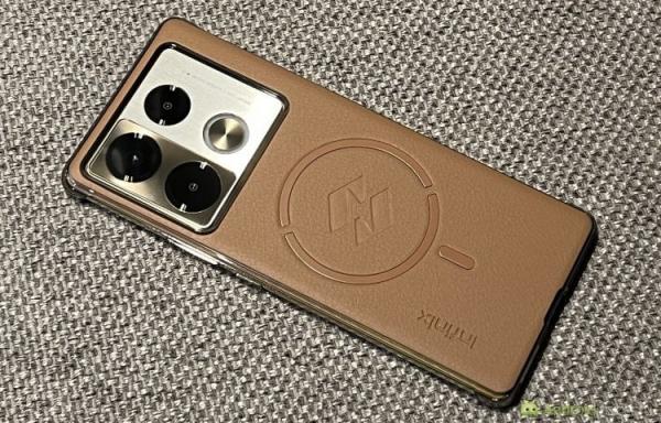 Можно ли играть на Infinix Note 40 Pro. Чехол кажется премиальным. По крайней мере пока. Фото.