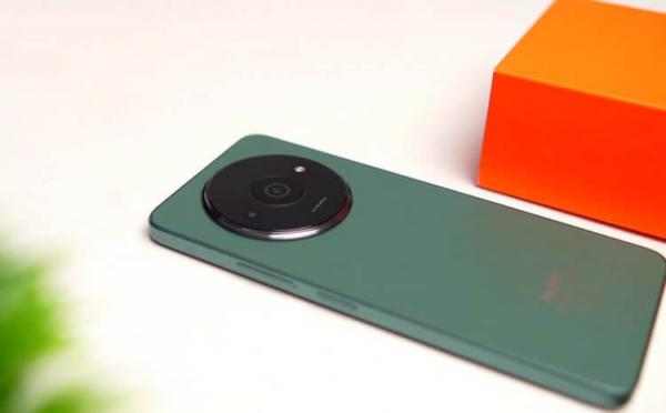 Дешевый смартфон Redmi A3. На Xiaomi 13 Ultra этот смартфон похож только внешне. Фото: Praiz Tech. Фото.