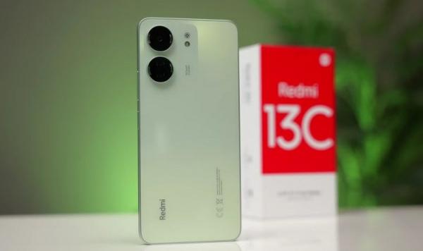 Недорогой смартфон Redmi 13C. Крутым этот смартфон кажется только снаружи. Фото: Izzi Boye. Фото.