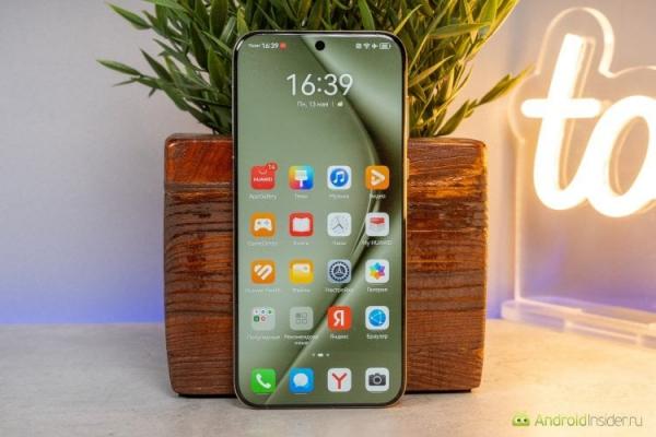 Экран HUAWEI Pura 70 Ultra. Экран защищен прочным стеклом. Фото.