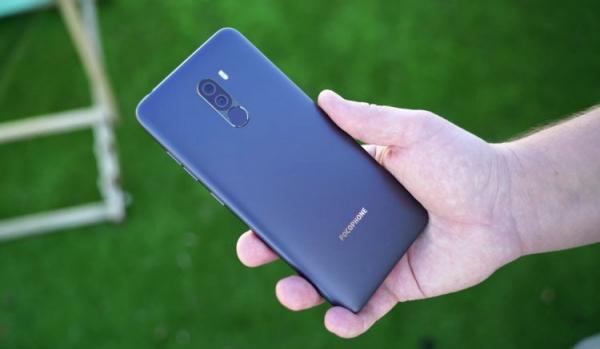 Очень мощный смартфон Pocophone F1. Такие дешевые смартфоны с мощным железом сейчас не выпускают. Фото: TechLine. Фото.