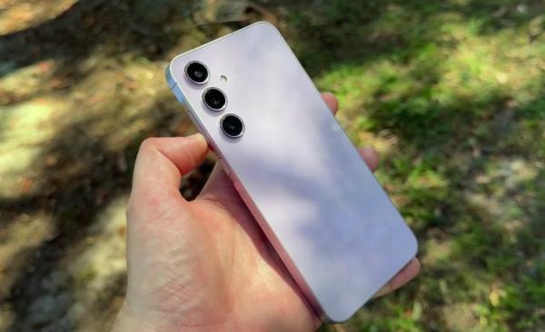 Какой китайский смартфон выбрать. Все смартфоны Samsung похожи друг на друга, а компания не в состоянии предложить устройство под конкретные нужды. Фото: Alex Kidman. Фото.