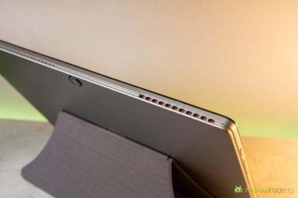 Планшет на Intel и Windows. Вентиляция выглядит мощно и придает устройству солидности. Фото.
