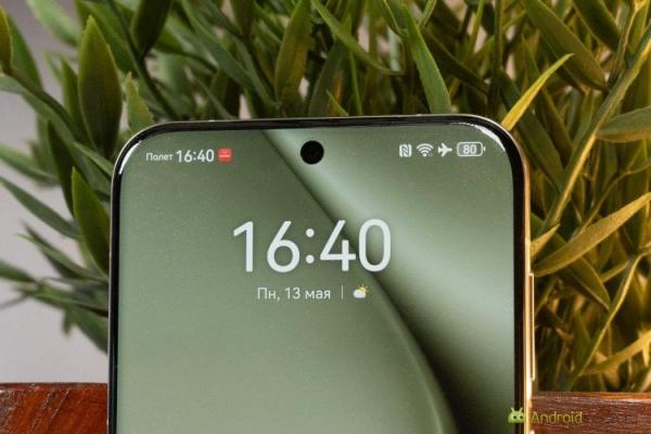 Экран HUAWEI Pura 70 Ultra. Фронталка в отверстии экрана. Фото.