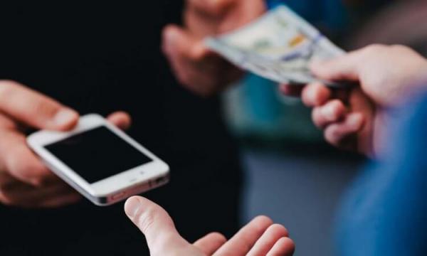 Где можно продать смартфон. Классический вариант — продажа через доску объявлений. Фото.