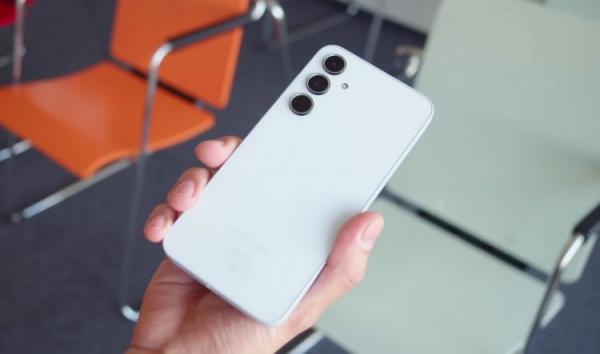 Недорогой смартфон Galaxy A35. Еще одна недорогая модель, способная превзойти многих китайцев. Фото: GSMArena Official. Фото.