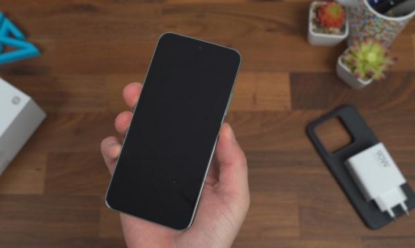 Что входит в комплект телефонов Xiaomi. У Xiaomi комплект богаче, ведь в коробке есть место для чехла и зарядки. Фото: Tim Schofield. Фото.