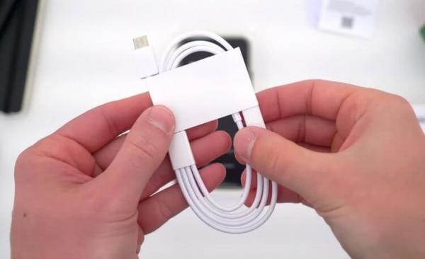 Смартфоны без зарядки в комплекте. Покупая смартфон Samsung, вы получаете только кабель. Фото: TechDaily. Фото.