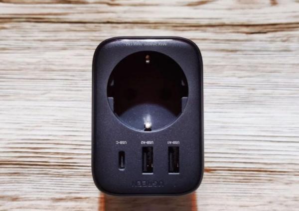 Мощное зарядное устройство на несколько устройств. Этот адаптер Ugreen зарядит все и сразу. Фото.