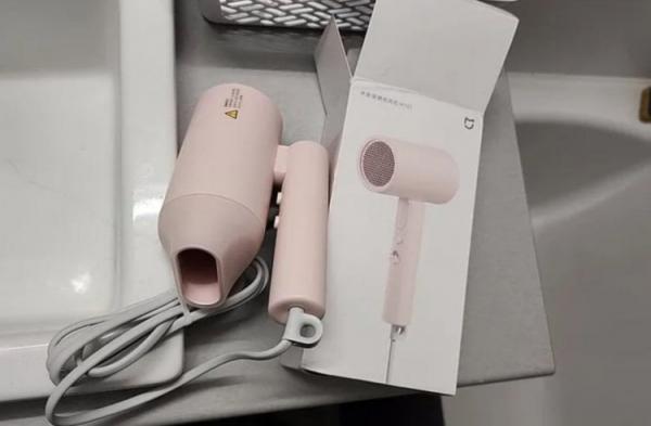 Мощный фен для волос со скидкой. Складной фен Xiaomi с обилием функций отдают по аппетитной цене — успейте купить! Фото.