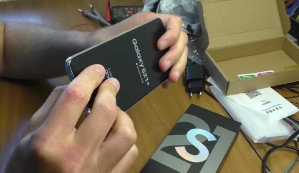 Упаковка смартфона и его корпус. Восстановленный смартфон имеет лишние аксессуары в комплекте, а иногда и следы непрофессиональной сборки. Фото.