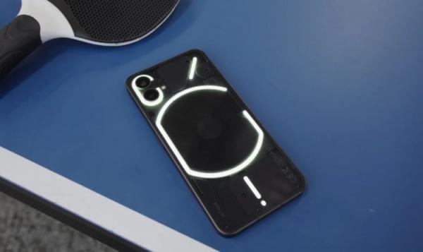 Необычный смартфон Nothing Phone (1). Этот старик сможет удивить окружающих. Фото: Marques Brownlee. Фото.