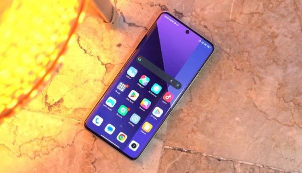 5 причин купить Redmi Note 13 Pro+. У Redmi Note 13 Pro+ изогнутый экран с высоким разрешением и защитным стеклом Gorilla Glass Victus. Фото: YugaTech. Фото.