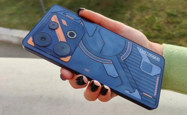Игровой смартфон Infinix GT 10 Pro. Игровой смартфон как снаружи, так и внутри. Фото.