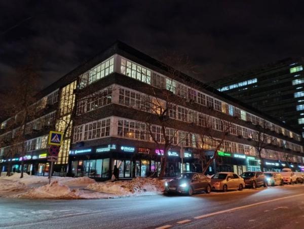 Недорогой смартфон с хорошей камерой. Вечерний снимок на POCO M6 Pro. Фото: Quke.ru. Фото.