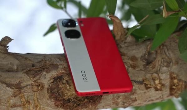 Мощный смартфон iQOO Neo 9. Не только мощный, но и стильный iQOO Neo 9. Фото: C4ETech English. Фото.