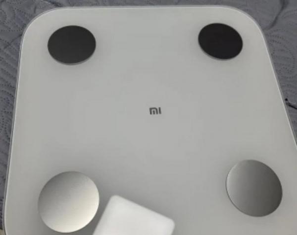 Умные весы Xiaomi. Эти весы подключаются к смартфону и отображают не только вес, но и массу других показателей. Фото.