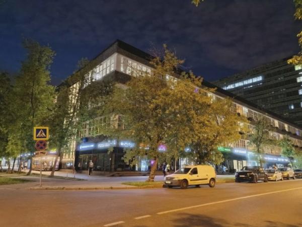 Недорогой смартфон с хорошей камерой. Вечерний снимок на TECNO Camon 30. Фото: Quke.ru. Фото.