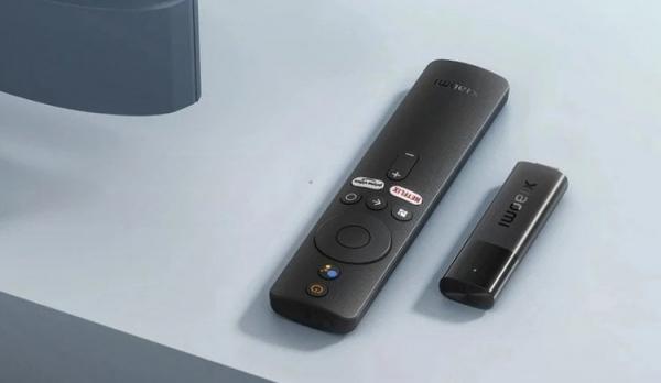 ТВ-стик Xiaomi TV Stick 4K. Маленький стик с функциями ТВ-приставки. Фото.