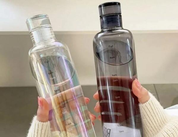 Спортивная бутылка для воды. С такой бутылкой можно отправиться и в поход, и на работу. Фото.