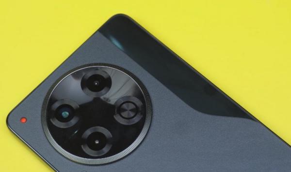 Стоит ли покупать TECNO Camon 30. TECNO Camon 30 — пожалуй, лучший смартфон до 20 тысяч, который можно купить в России. Фото: Ben Freeman. Фото.
